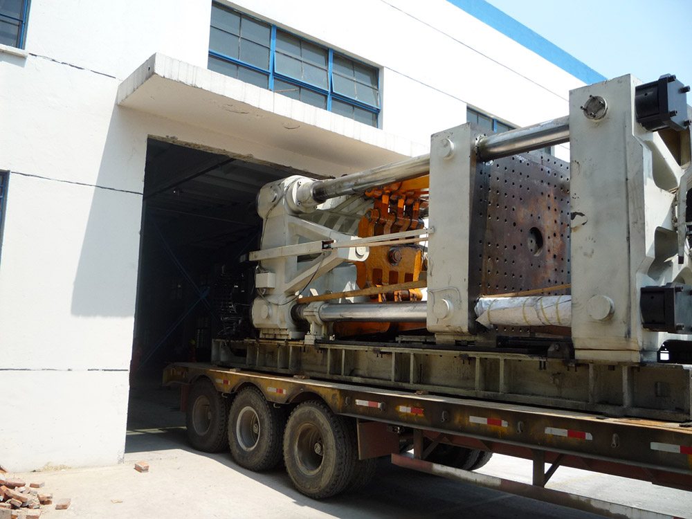 注塑機(jī)設(shè)備搬運(yùn)吊裝 注塑機(jī)設(shè)備搬運(yùn)吊裝